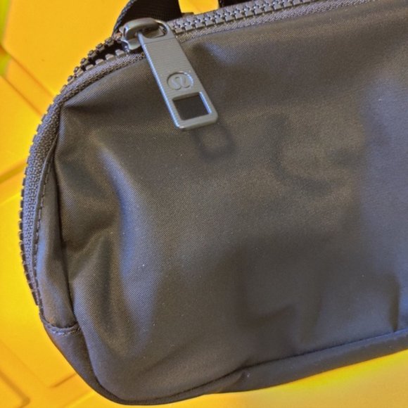 NWT Lululemon Everywhere Belt Bag BLACK Rare Original OG Version Classic EBB 1L - Picture 5 of 12